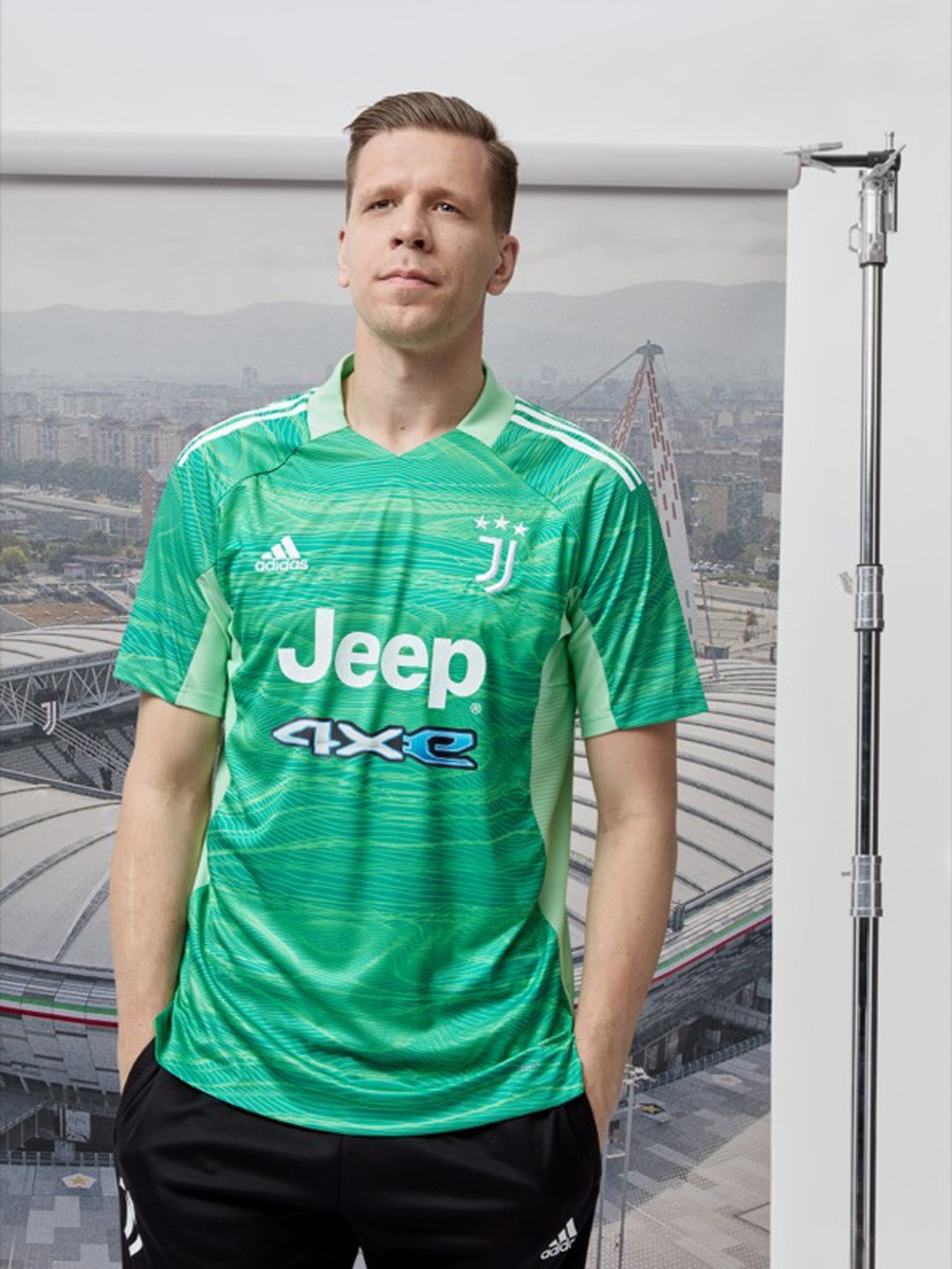 Juventus Goalkeeper Jersey 2021-22.jpg